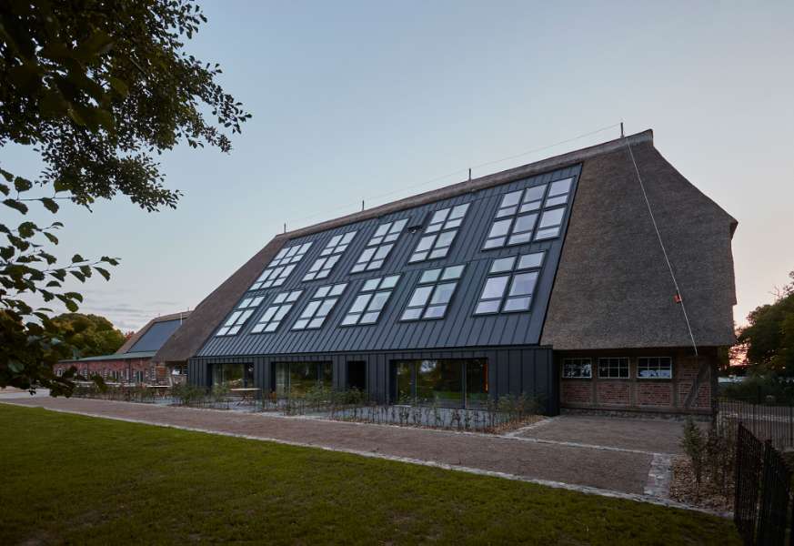 Fortid og fremtid forenes med stålprofiler, Gut Damp in 24351 Damp